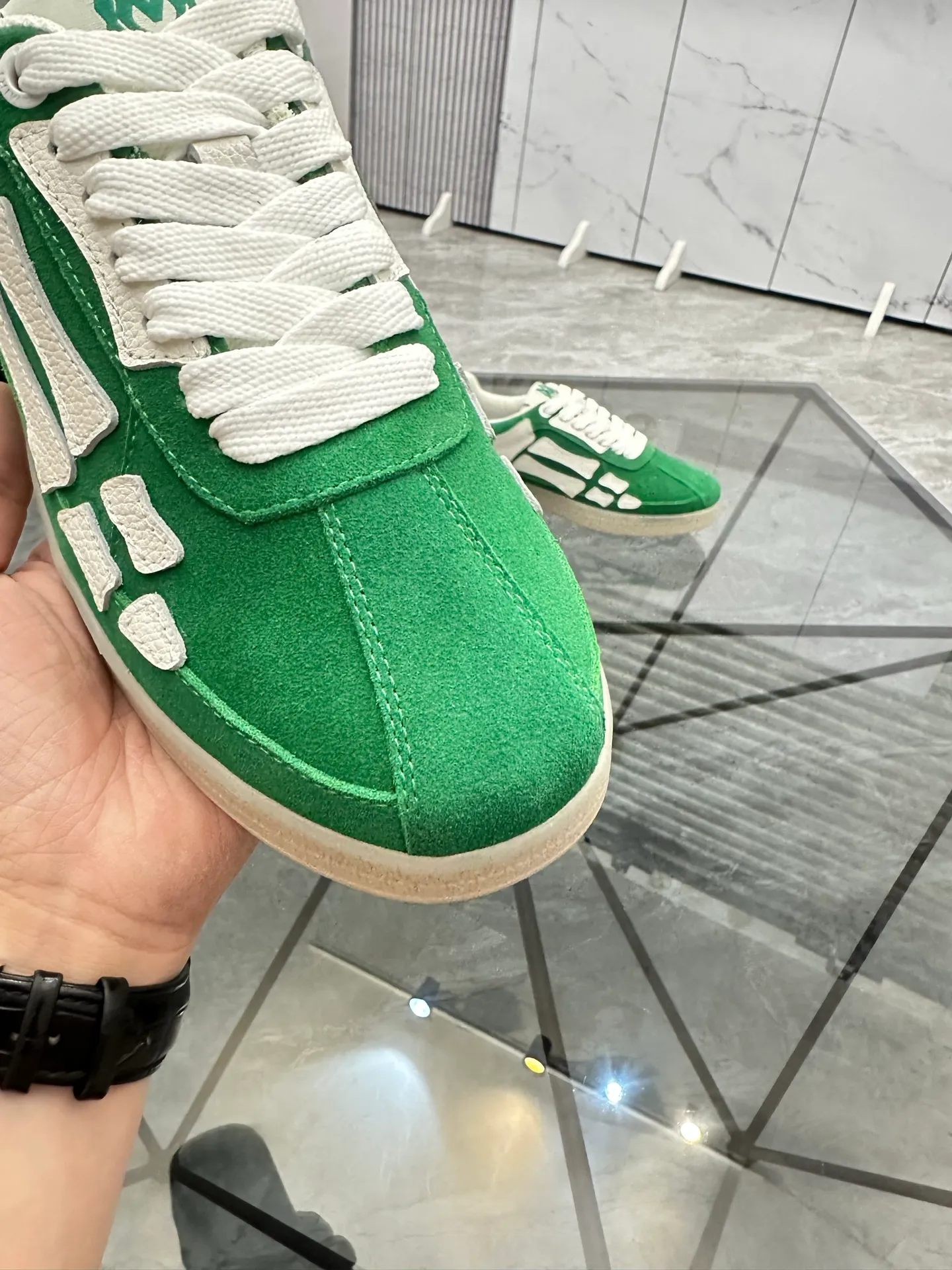 Men's shoes: 💰P420¥ Product trademark: AMIRI* "Amir*" low-top casual shoes Regular size: 38-45 (can be customized to 46) Product material: imported nubuck leather upper, breathable lining, original outsole. Number: 001
